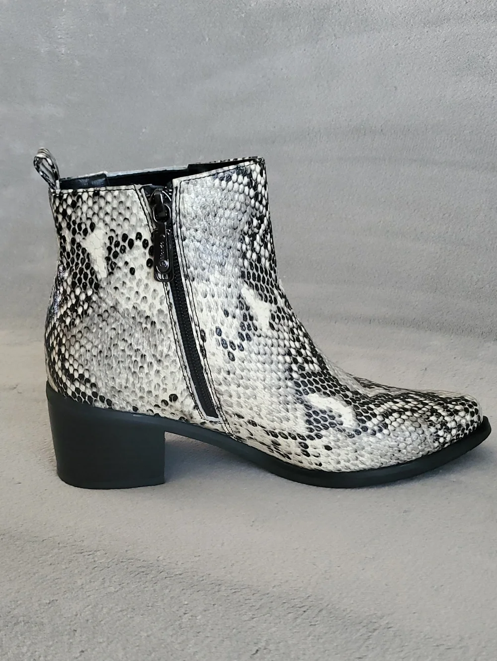 🆕️ BLONDO Elvina Waterproof Leather Snake Embossed Ankle Boots WOMEN'S SIZE: 7M
